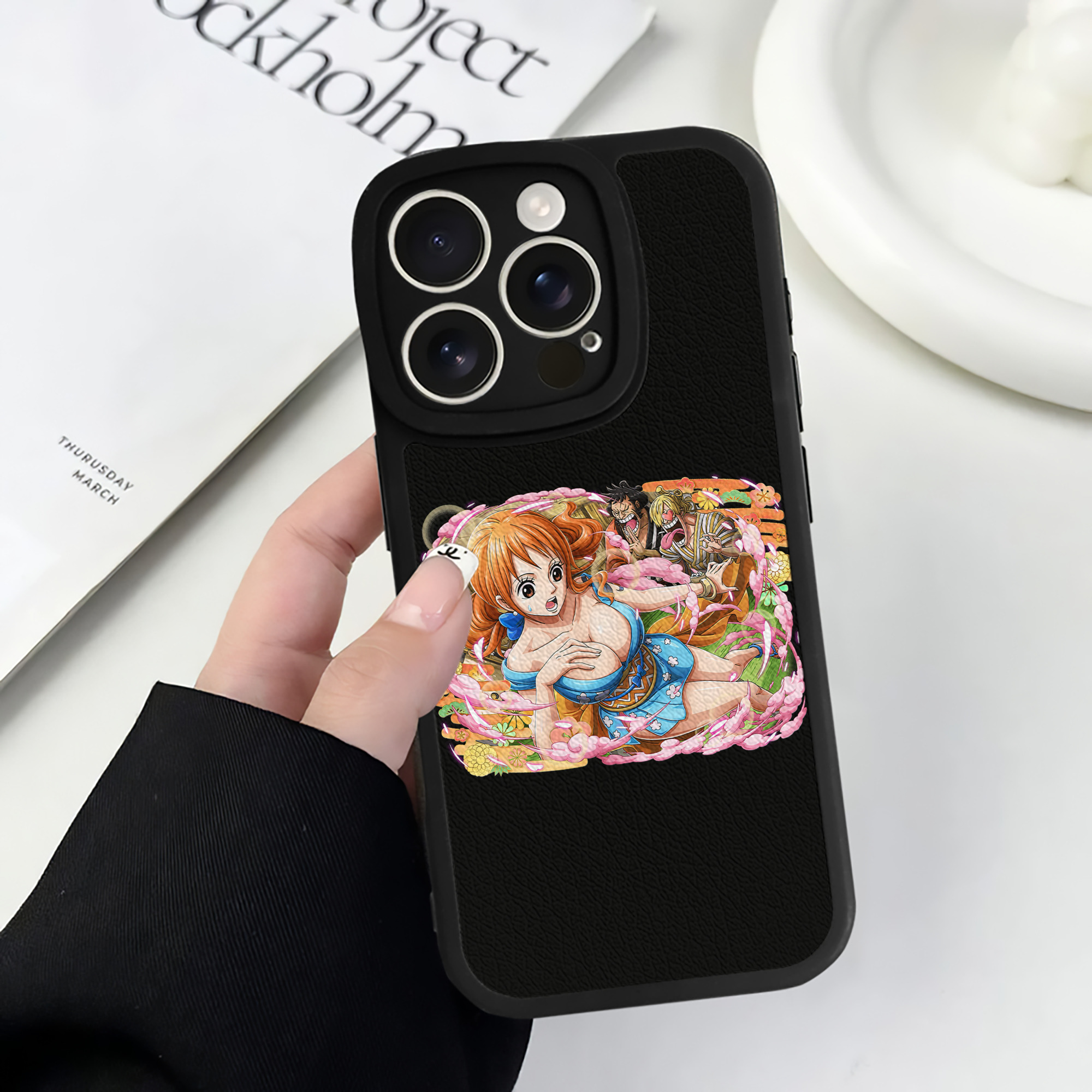 （画像用） ワンピース ナミ ONE PIECE Nami 【iPhone 16シリーズ対応】シリコンスマホケース（レザー調） 材質：シリコン